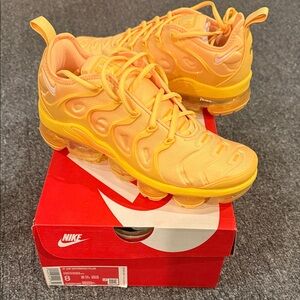 Womens size 8 vapormax plus
BRAND NEW!